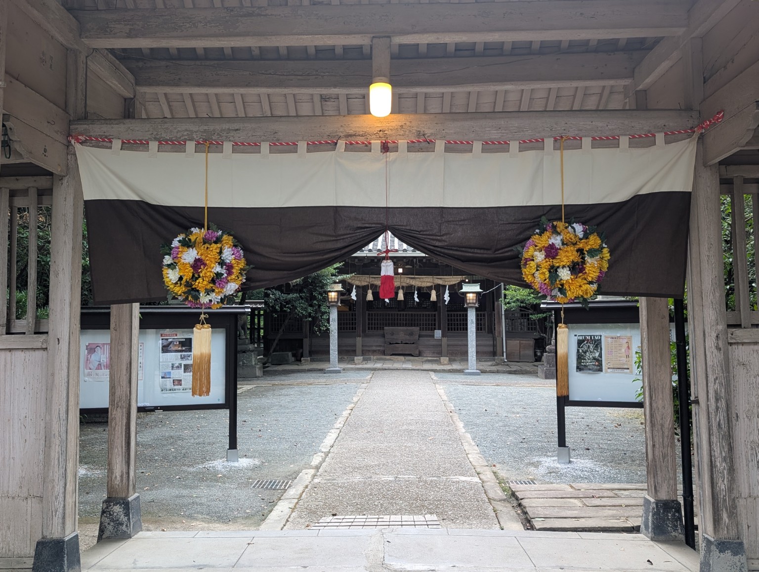 菊玉が飾られた神門から、拝殿へまっすぐ続く参道
